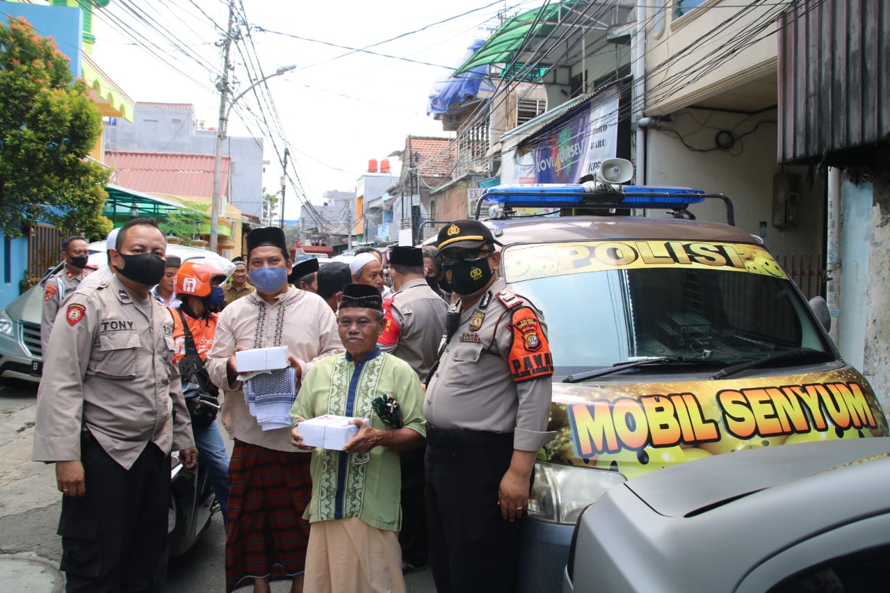 Jumat Berkah Menggunakan Mobil Senyum Polsek Sawah Besar Bagikan 100