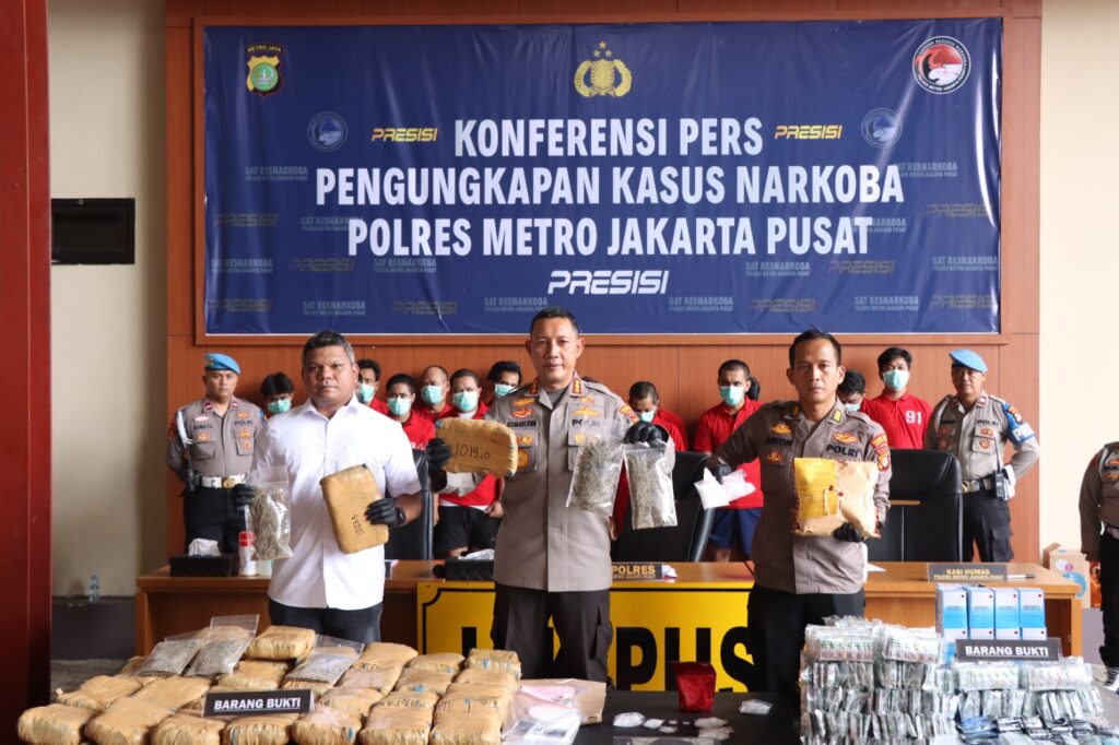 Dalam kurung waktu 1 bulan, 52 orang orang diamankan oleh Satuan Reserse Narkoba Polres Metro Jakarta Pusat