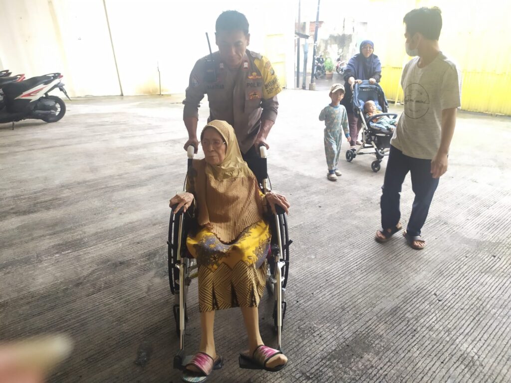 Wujudkan pemilu 2024 yang damai, aman dan sejuk, Bhabinkamtibmas bantu warga disabilitas ke lokasi TPS